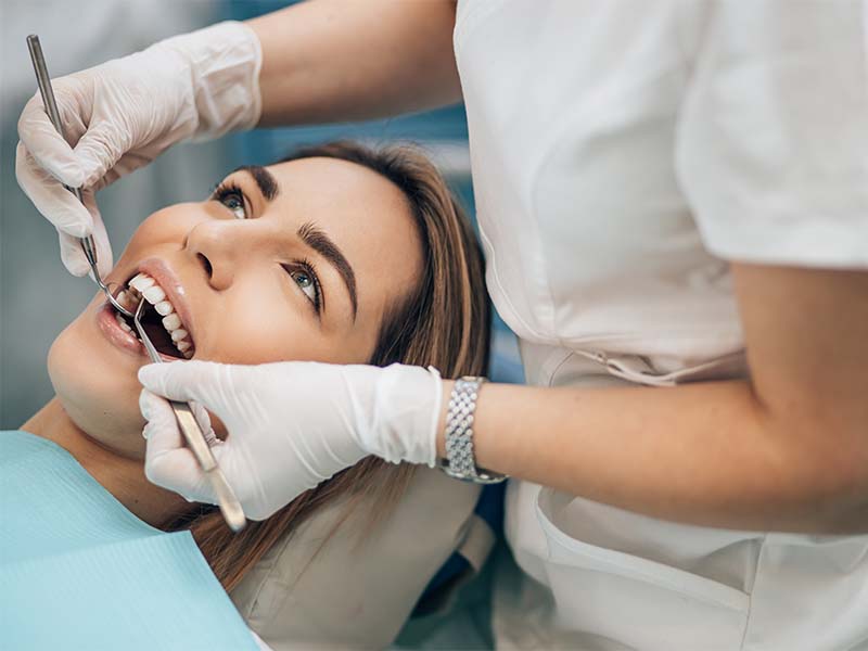 Zahnärztin in Bad Schwartau führt eine ästhetische Zahnbehandlung durch Bleaching an Patientin durch