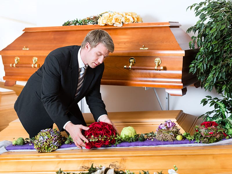 Bestatter bei einer Beratung für eine Beerdigung in Neumünster