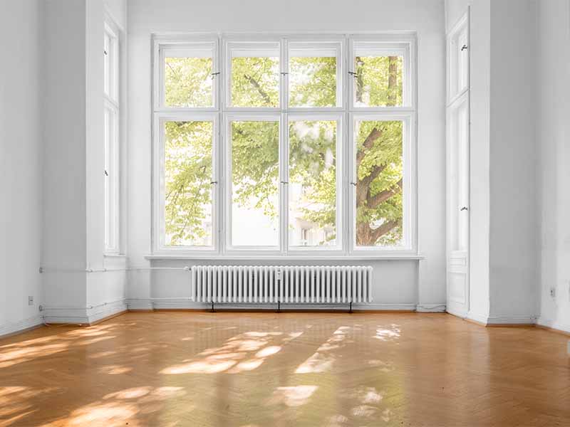 großes Panoramafenster im Wohnzimmer einer Wohnung in Luebeck bringt viel Sonnenlicht