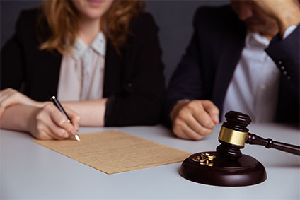 Junges Paar unterzeichnen ihre Scheidungspapiere