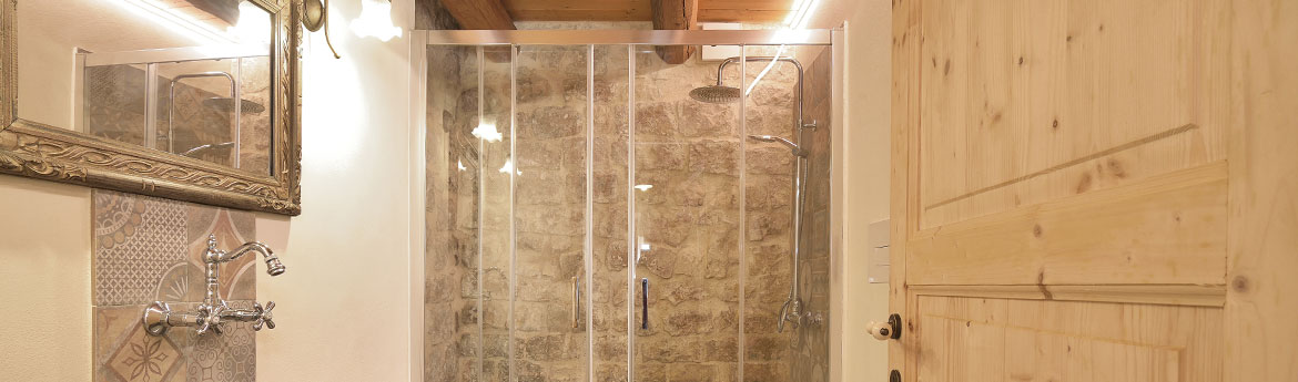 Rustikales Badezimmer mit einer großen Glasdusche.