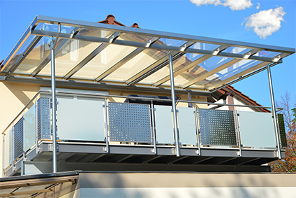 Edelstahl-Balkon mit Edelstahlrahmen-Glasdach und Markise