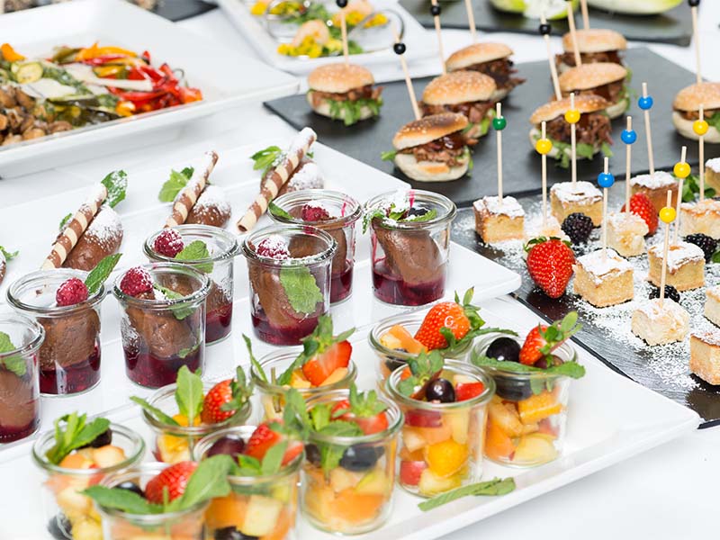 Fingerfood-Buffet auf einer Hochzeitsfeier in Travemünde